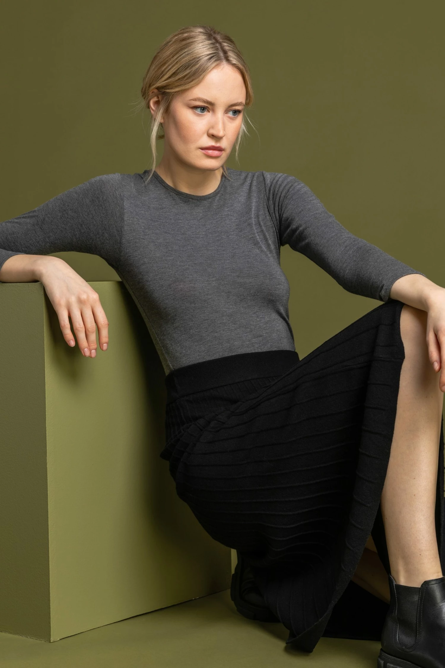 Roman Black Ribbed Knit Pleated Midi Skirt 4 Roman Black Ribbed Knit Pleated Midi Skirt - Image 2